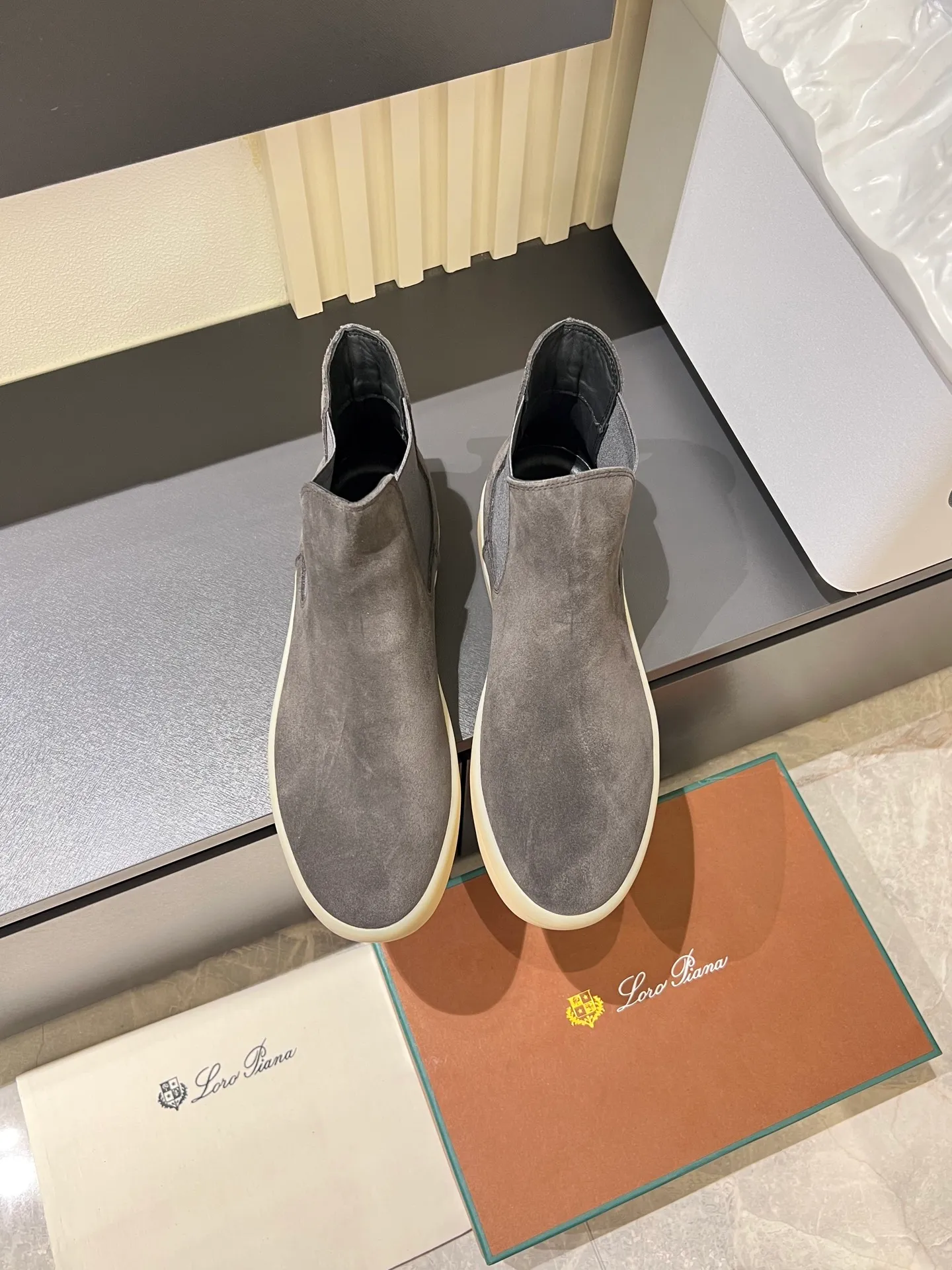 p440 Loro Piana's new niche winter men's mid-top shoes are shipped! The fabric is made of mercerized cowhide imported from Italy, with a sheepskin lining, which is comfortable, breathable and not stuffy to the feet. The outsole is made of natural rubber, which is wear-resistant and non-slip! Size: 38-44 (45.46.)